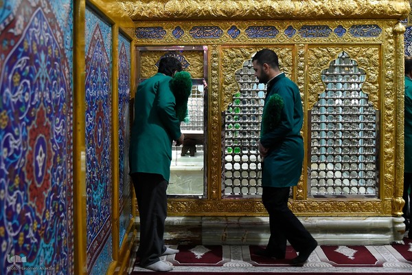 غبارروبی حرم امامزاده طاهر(ع)‎