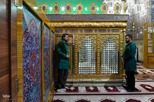 غبارروبی حرم امامزاده طاهر(ع)‎