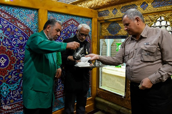 غبارروبی حرم امامزاده طاهر(ع)‎