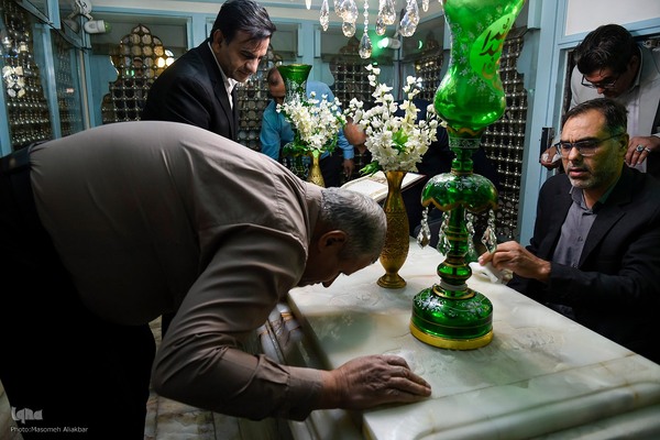 غبارروبی حرم امامزاده طاهر(ع)‎