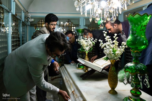 غبارروبی حرم امامزاده طاهر(ع)‎