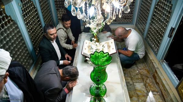 غبارروبی حرم امامزاده طاهر(ع)‎