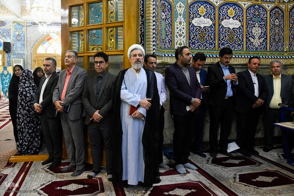 غبارروبی حرم امامزاده طاهر(ع)‎