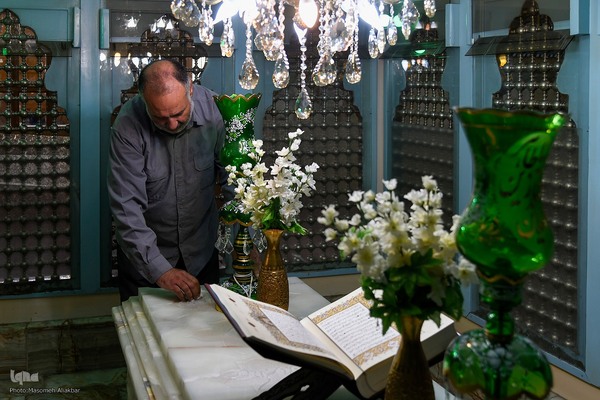 غبارروبی حرم امامزاده طاهر(ع)‎