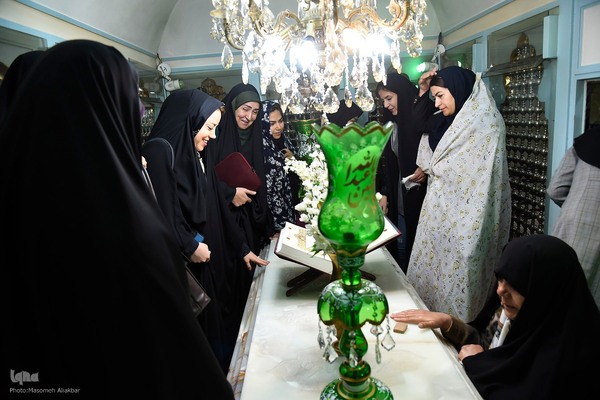 غبارروبی حرم امامزاده طاهر(ع)‎