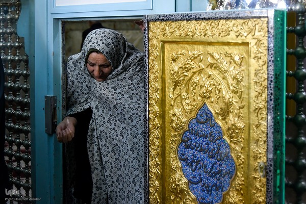 غبارروبی حرم امامزاده طاهر(ع)‎