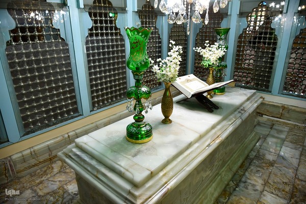 غبارروبی حرم امامزاده طاهر(ع)‎