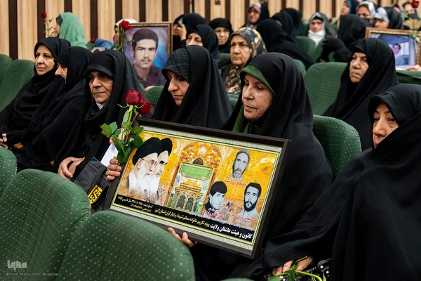 مراسم تکریم از مادران و همسران شهدا