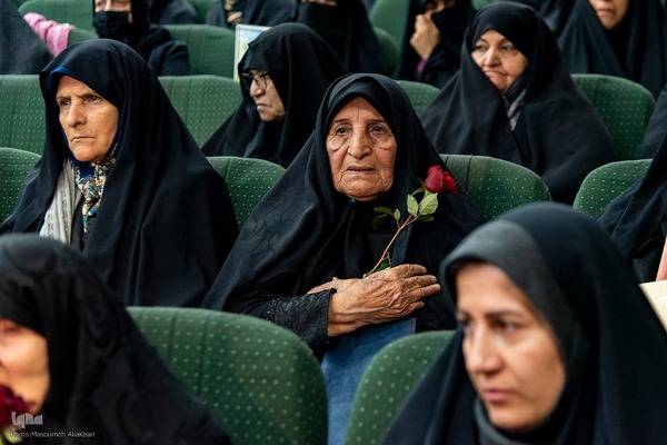 مراسم تکریم از مادران و همسران شهدا