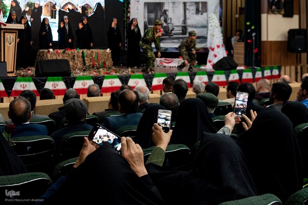 مراسم تکریم از مادران و همسران شهدا