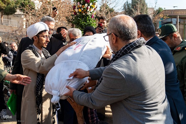 تشییع و تدفین شهید گمنام 17 ساله در کرج