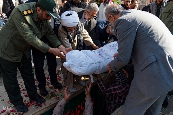 تشییع و تدفین شهید گمنام 17 ساله در کرج