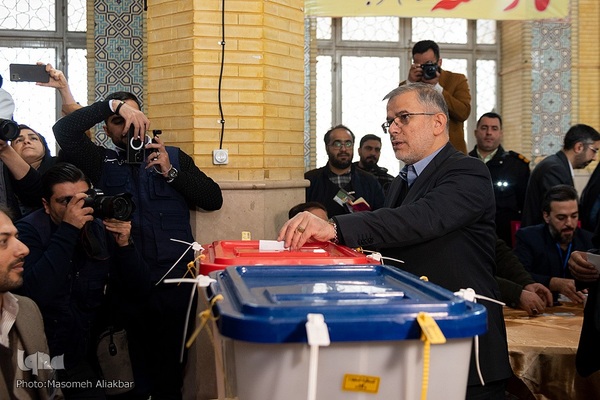 حضور مردم کرج در محل اخذ رای‎