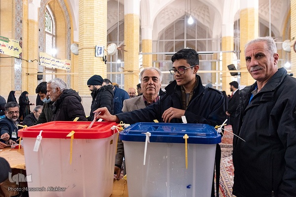 حضور مردم کرج در محل اخذ رای‎