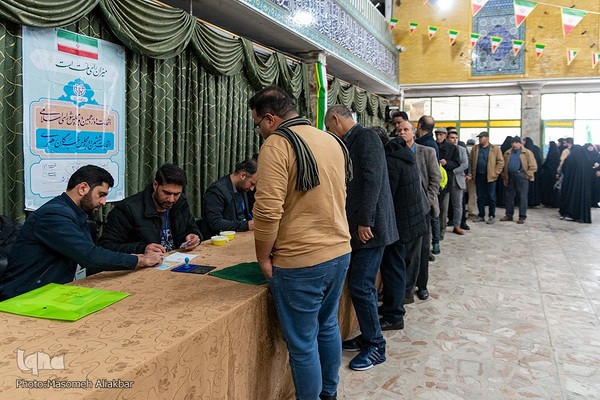 حضور مردم کرج در محل اخذ رای‎