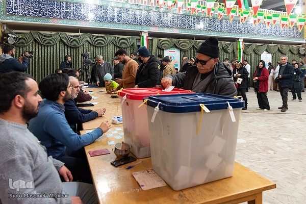 حضور مردم کرج در محل اخذ رای‎