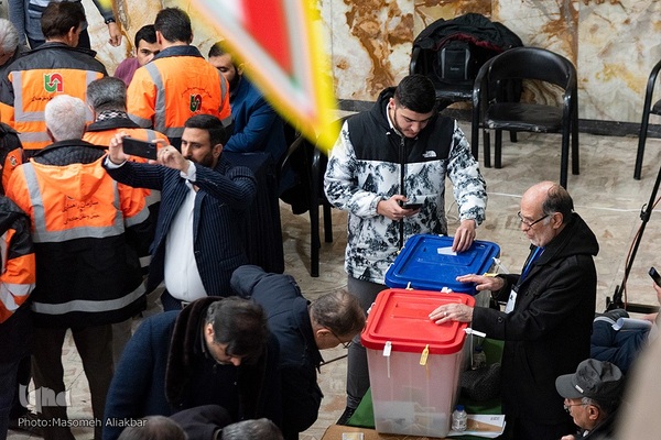 حضور مردم کرج در محل اخذ رای‎