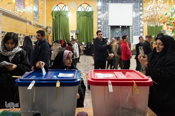 حضور مردم کرج در محل اخذ رای‎