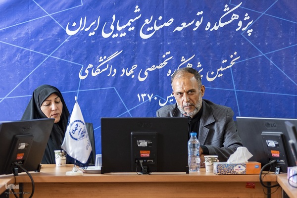 پرچم‌گردانی حرم مطهر امام رضا (ع) در مجتمع تحقیقاتی شهدای جهاددانشگاهی