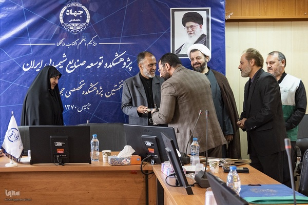 پرچم‌گردانی حرم مطهر امام رضا (ع) در مجتمع تحقیقاتی شهدای جهاددانشگاهی