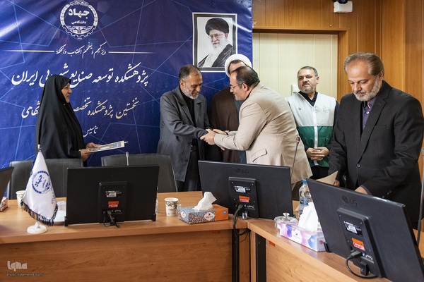 پرچم‌گردانی حرم مطهر امام رضا (ع) در مجتمع تحقیقاتی شهدای جهاددانشگاهی