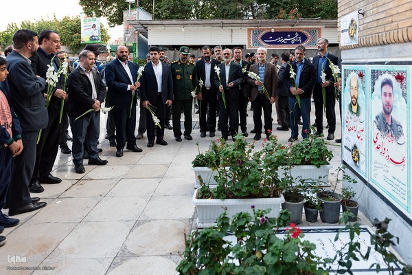 غبارروبی ضریح مطهر امامزاده حسن (ع)