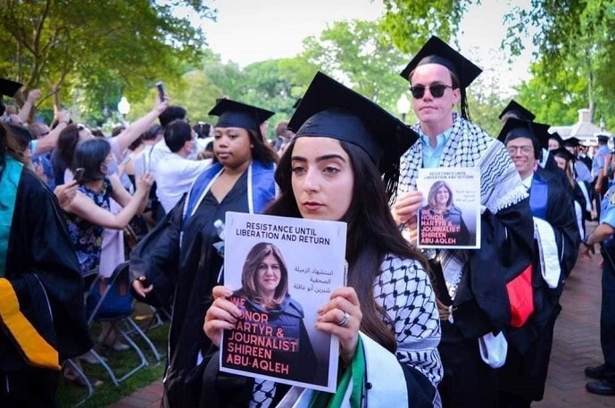 Le drapeau palestinien et les portraits de Shireen Abu Akleh dans une université américaine