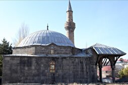 Erzurum'daki tarihi Şeyhler Camisi minaresindeki güneş saatiyle dikkati çekiyor