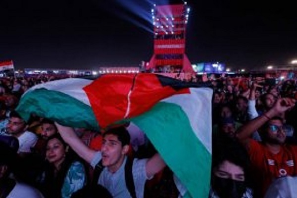 世界杯观众佩戴臂章纪念巴勒斯坦+视频