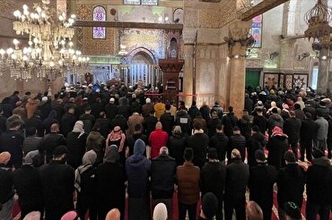 视频|阿克萨清真寺民众为土耳其-叙利亚地震遇难者祈祷