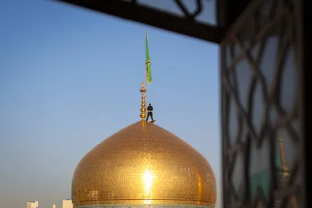 تعویض پرچم گنبد رضوی همزمان با آغاز ماه ربیع‌الاول